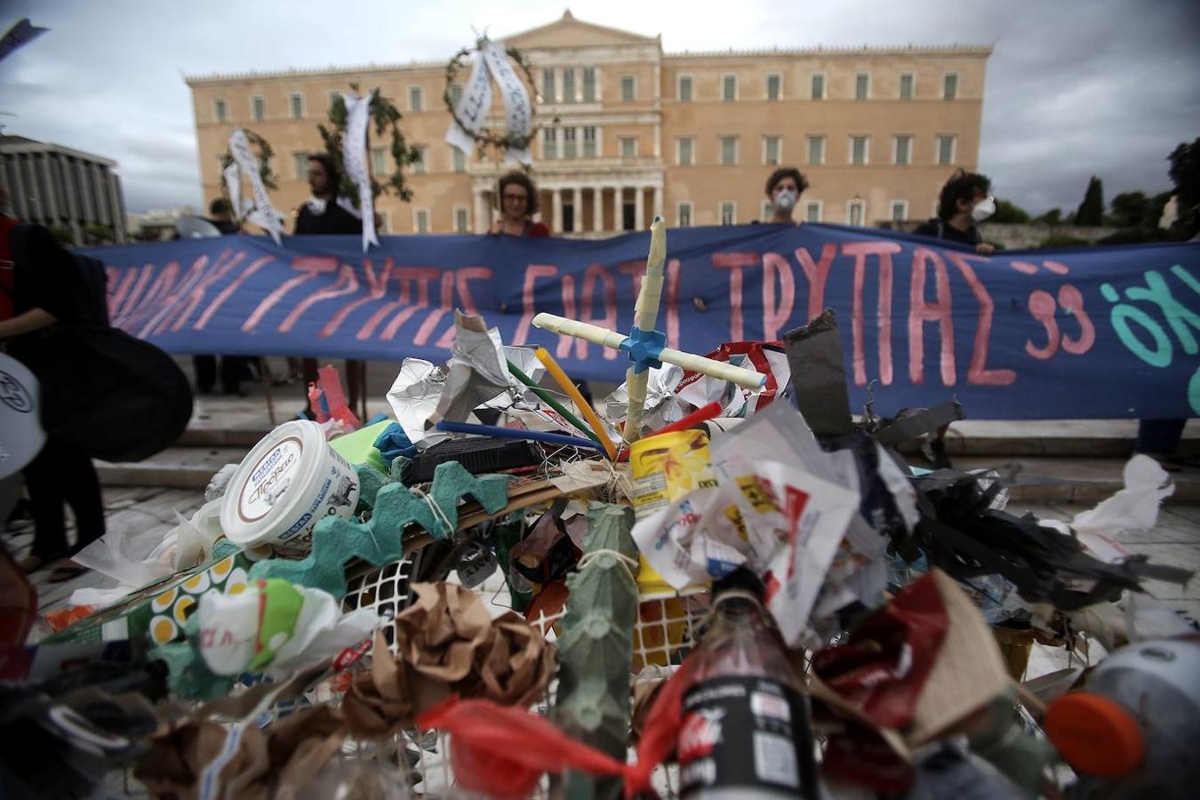 Activistas muestran un cúmulo de plástico y basura para protestar contra el cambio climático en la ateniense Plaza Syntagma (Grecia).. 