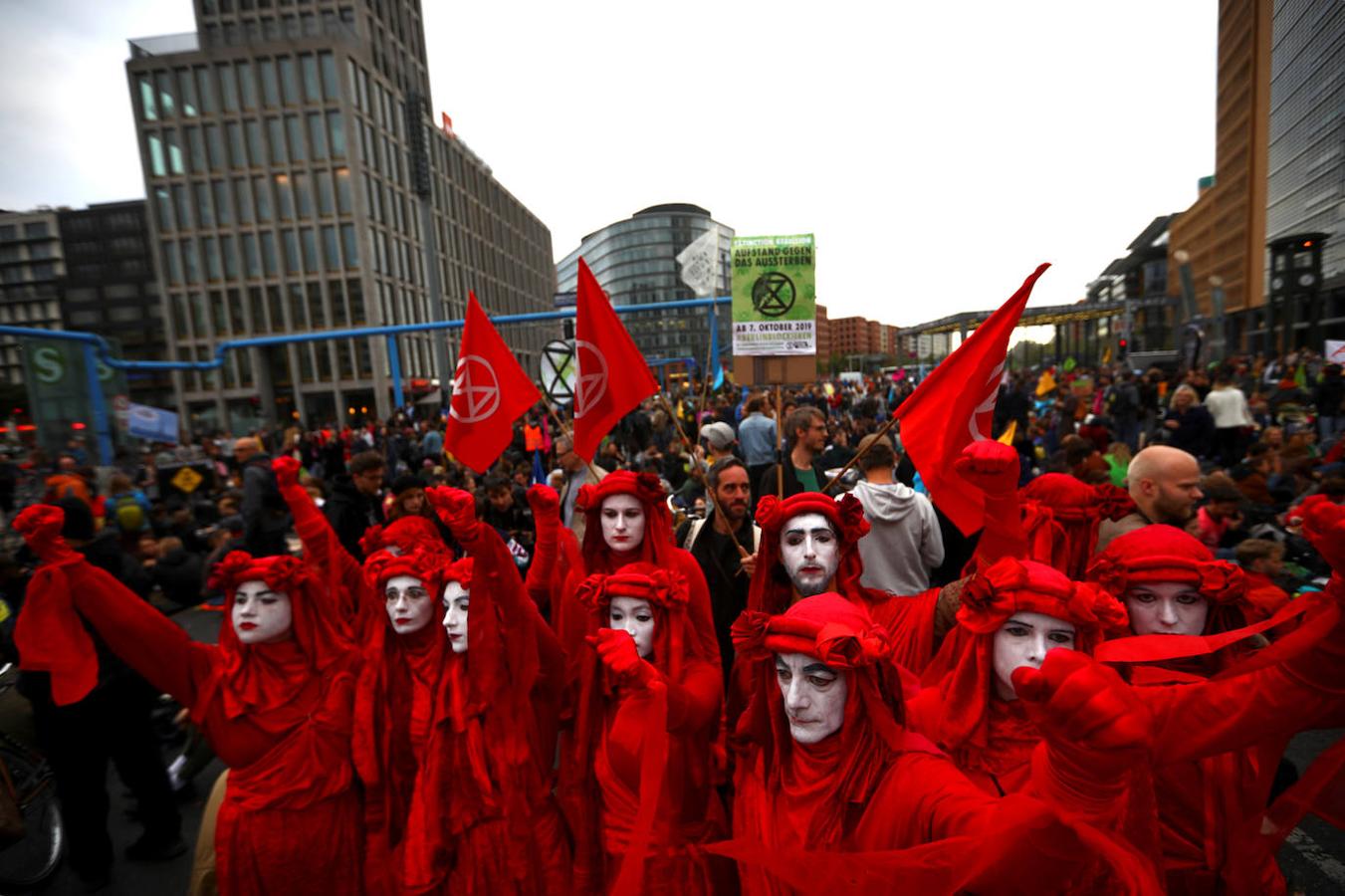 Un grupo de activistas contra el cambio climático se manifiesta en Berlín.. 