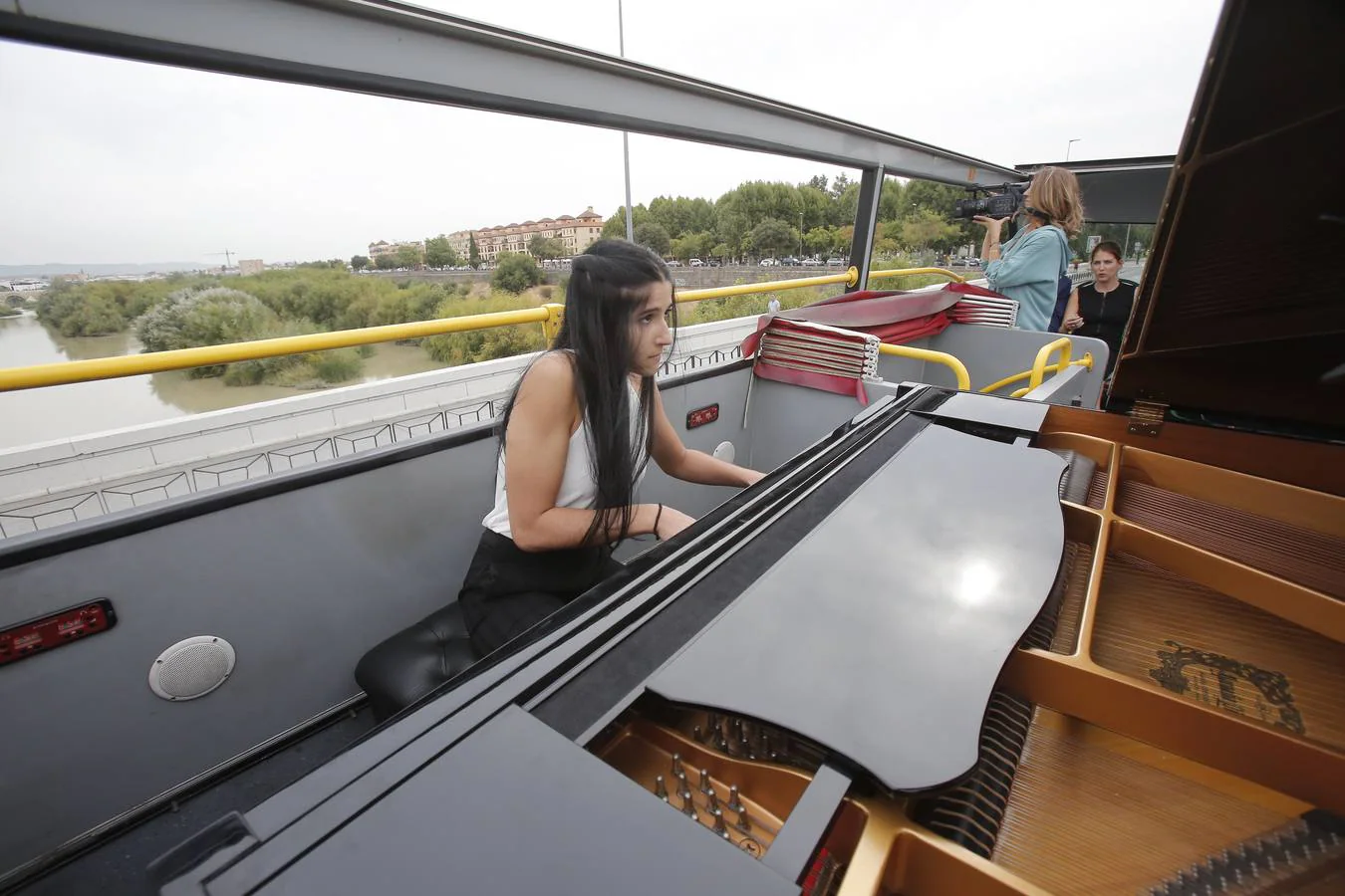 Un paseo por Córdoba en autobús y con piano, en imágenes