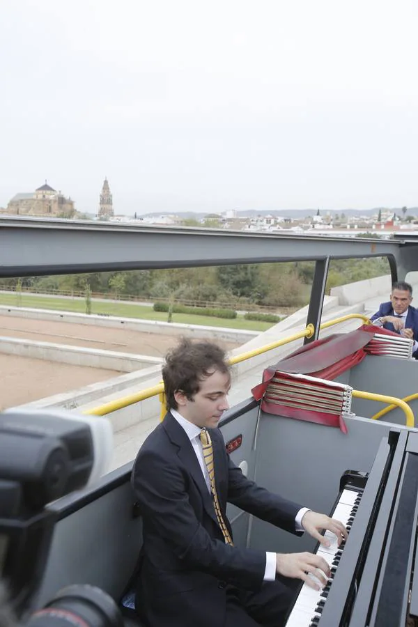 Un paseo por Córdoba en autobús y con piano, en imágenes