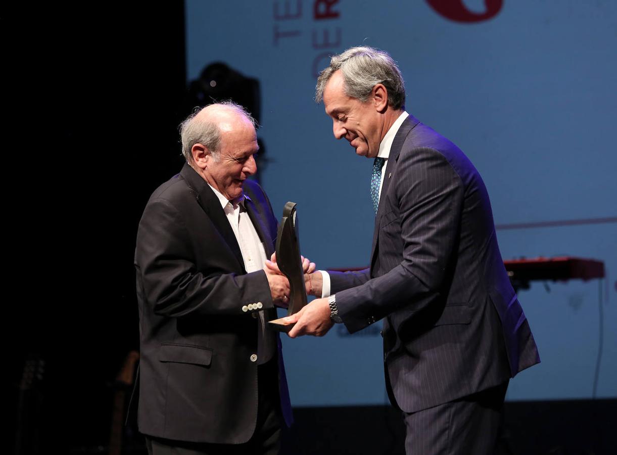 Emilio Gutiérrez Caba recoge su galardón por la Mejor Dirección Escénica por «La cueva de Salamanca». 