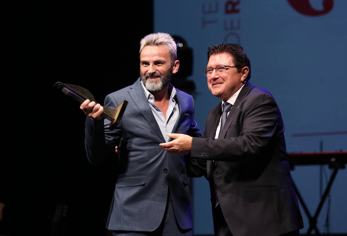 Fernando Tejero recoge el galardón como Mejor Actor por «La cantante calva». 