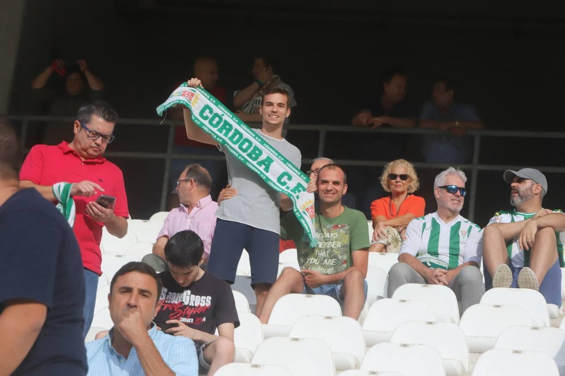 El ambiente en las gradas del Arcángel, en imágenes