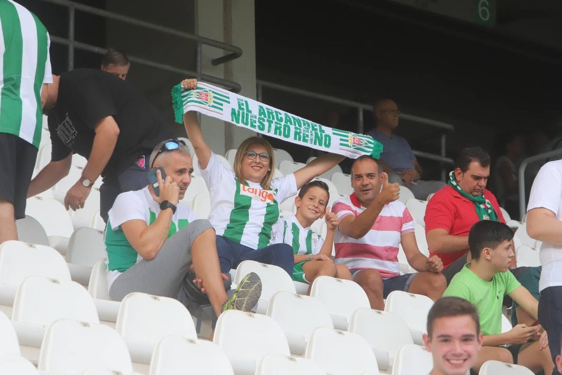 El ambiente en las gradas del Arcángel, en imágenes