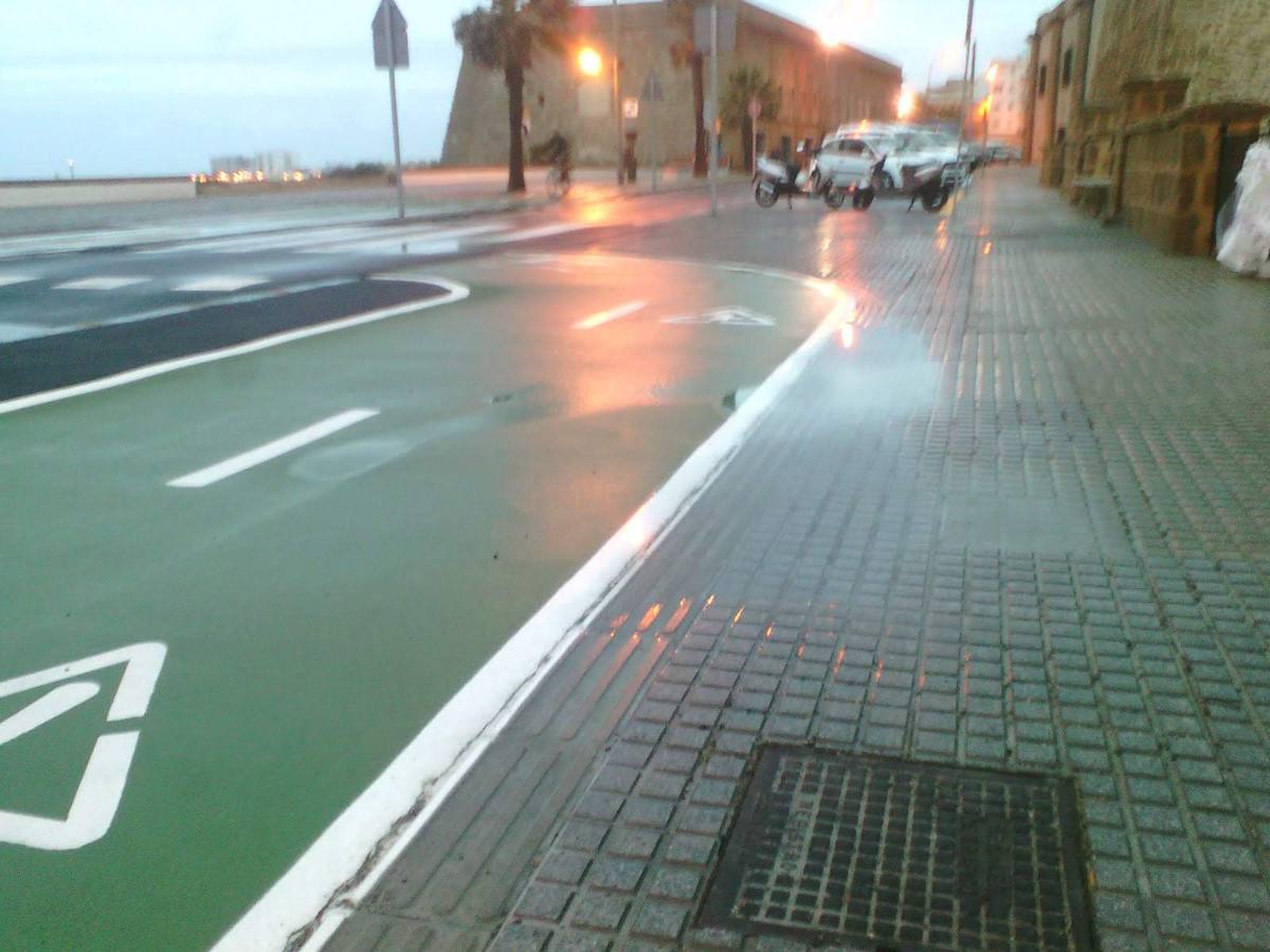 FOTOS: El carril bici de Cádiz, lleno de charcos