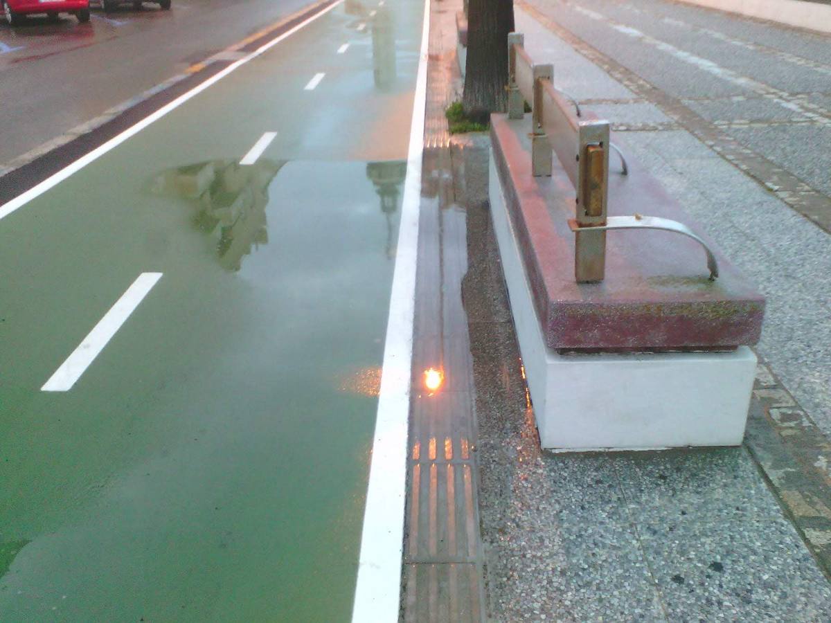 FOTOS: El carril bici de Cádiz, lleno de charcos