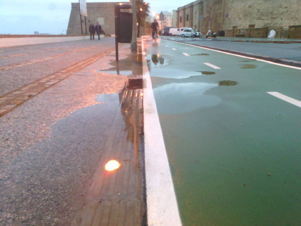 FOTOS: El carril bici de Cádiz, lleno de charcos