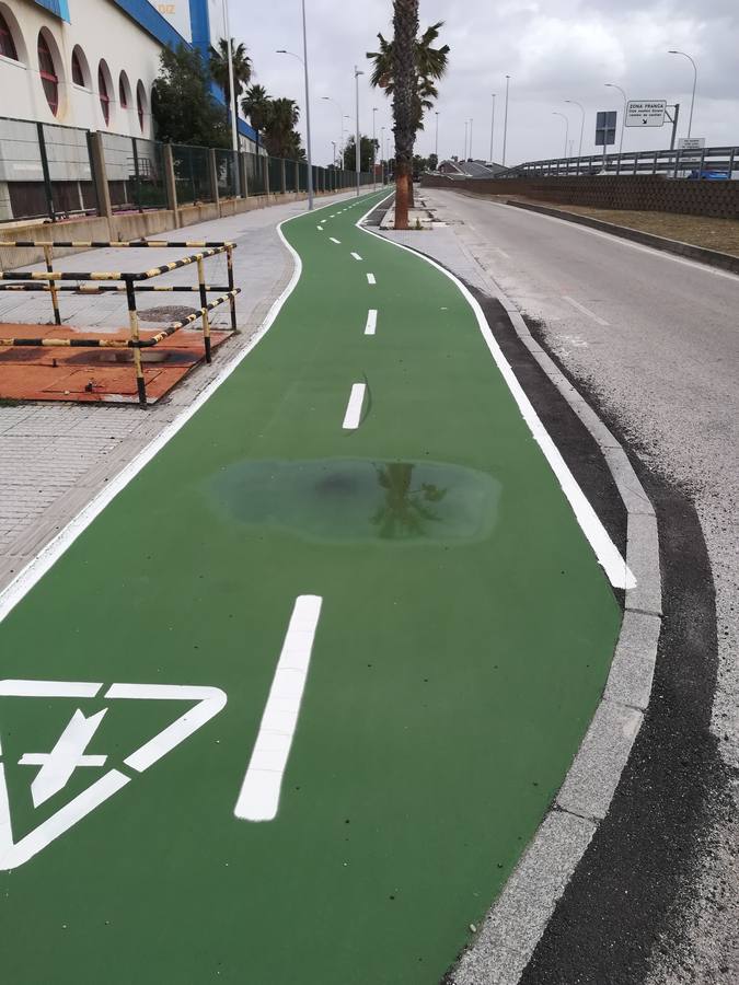 FOTOS: El carril bici de Cádiz, lleno de charcos