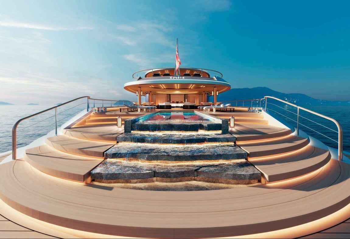 Aqua. El barco se inspira en el oleaje del mar, por eso el agua y su sonido son los protagonistas. Se da vida a las piscinas construyéndolas en varios niveles para dotarlas de cascadas