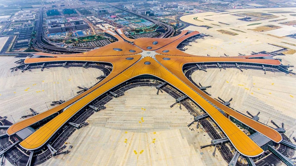 El aeropuerto internacional de Beijing Daxing, el mayor del mundo. Tiene siete pistas y una terminal en forma de estrella que ocupa casi cien campos de fútbol