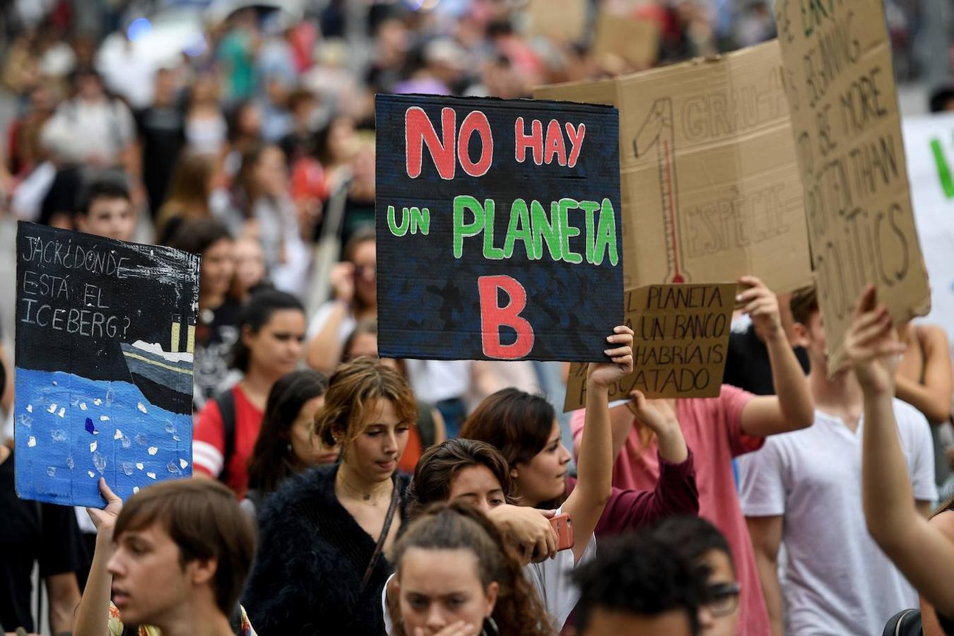 Una joven sostiene un cartel en el que se puede leer «No hay planeta B» en la manifestación de Barcelona por la crisis climática. 