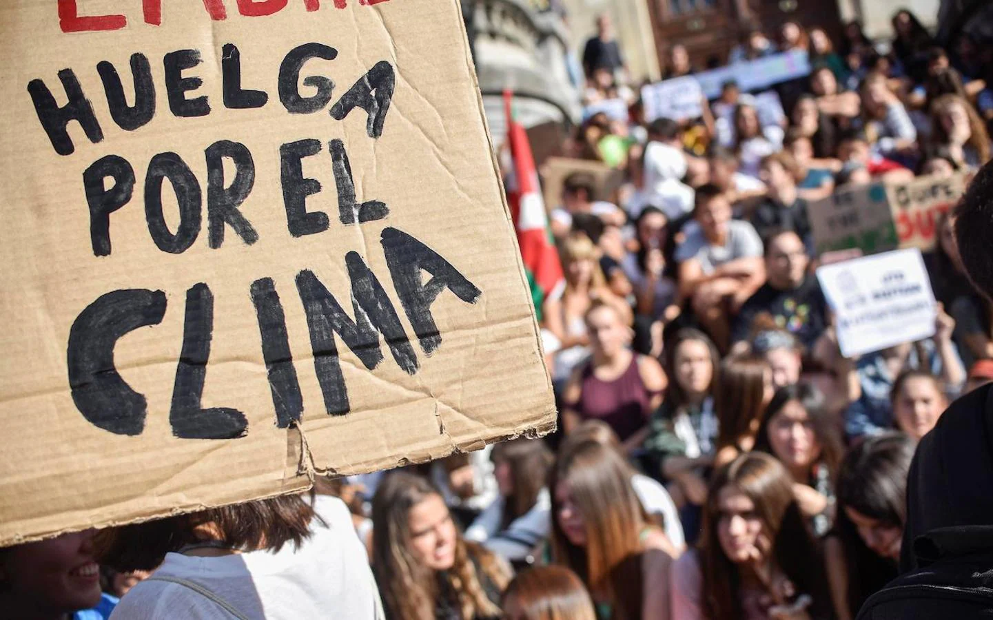 Cientos de personas en la concentración de este viernes convocada en Bilbao por diversos colectivos sociales con motivo de la «Huelga Mundial por el Clima». 