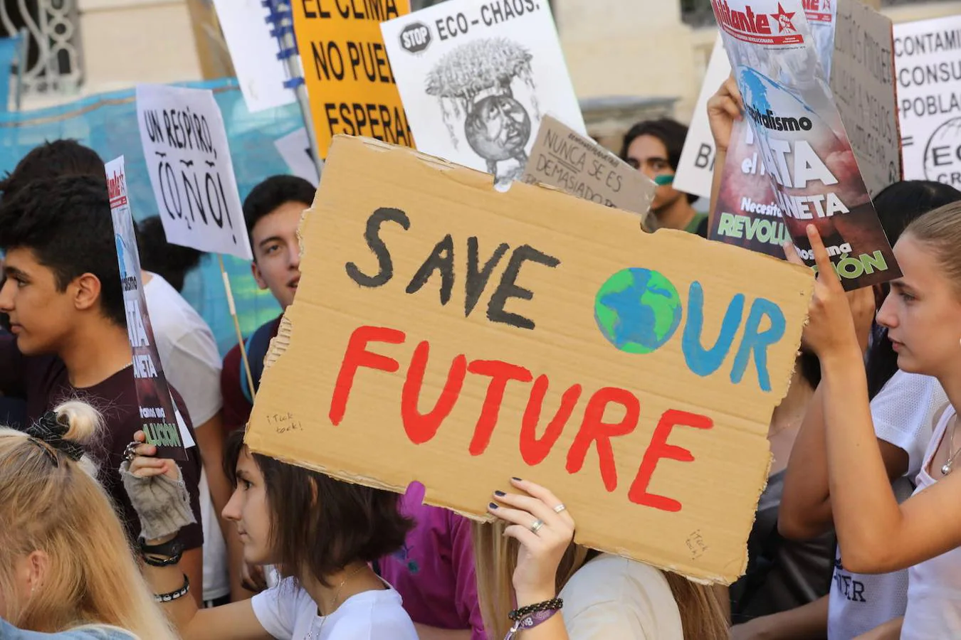 Una chica sujeta un cartel en el que se lee «Save our future» (salva nuestro futuro) durante la manifestación del Sindicato de Estudiantes por la Huelga Mundial por el Clima en Madrid. 