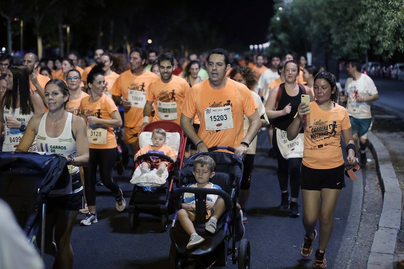 ¿Has corrido la Carrera Nocturna de Sevilla? Búscate en las fotos (II)