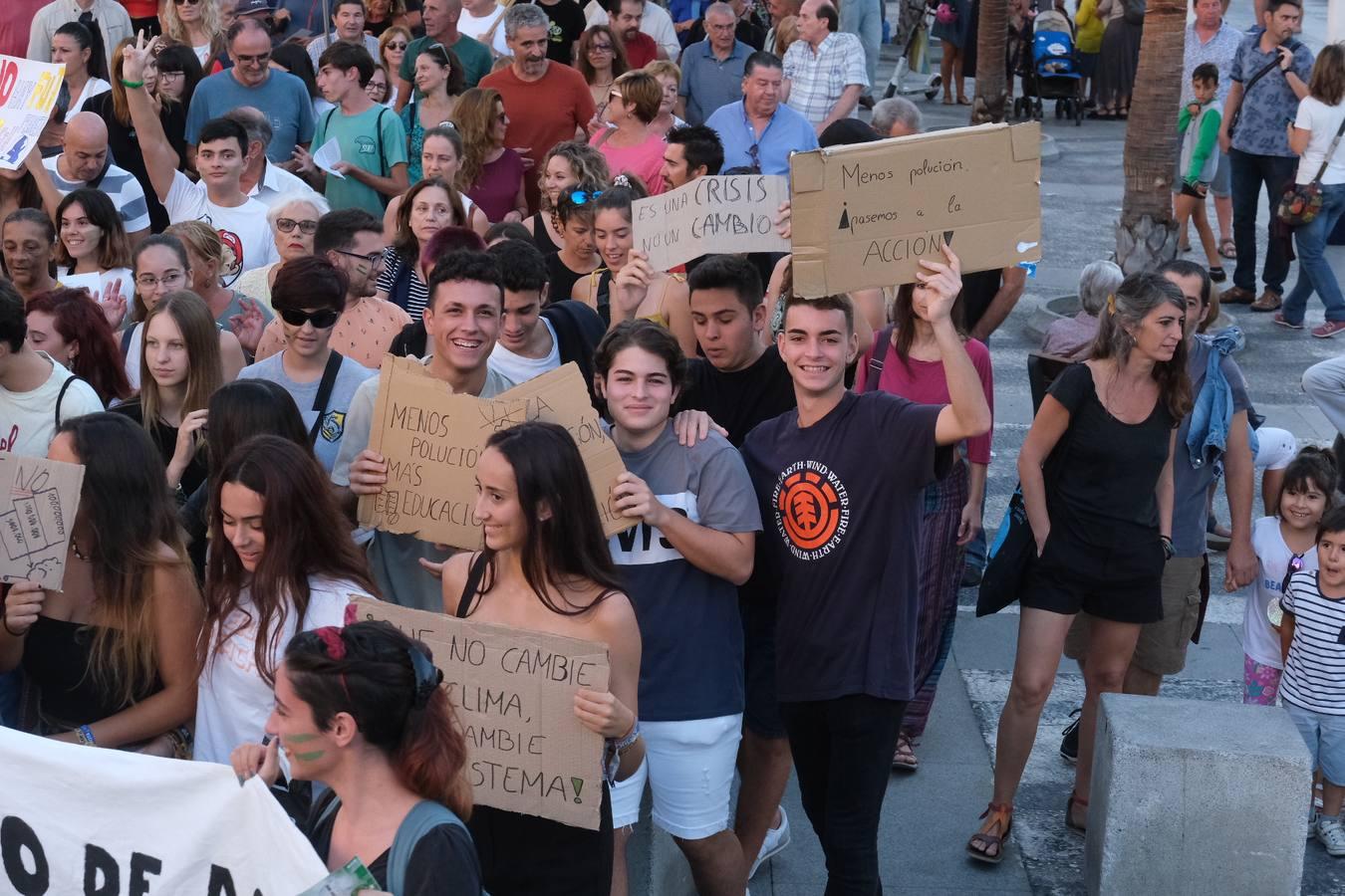 Unos 3.000 gaditanos se manifiestan por el clima