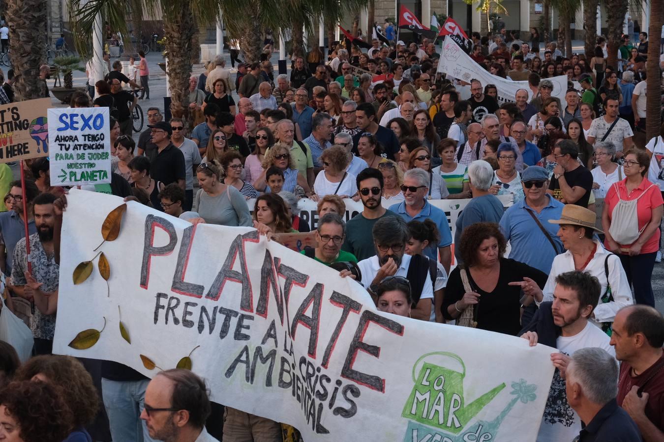 Unos 3.000 gaditanos se manifiestan por el clima