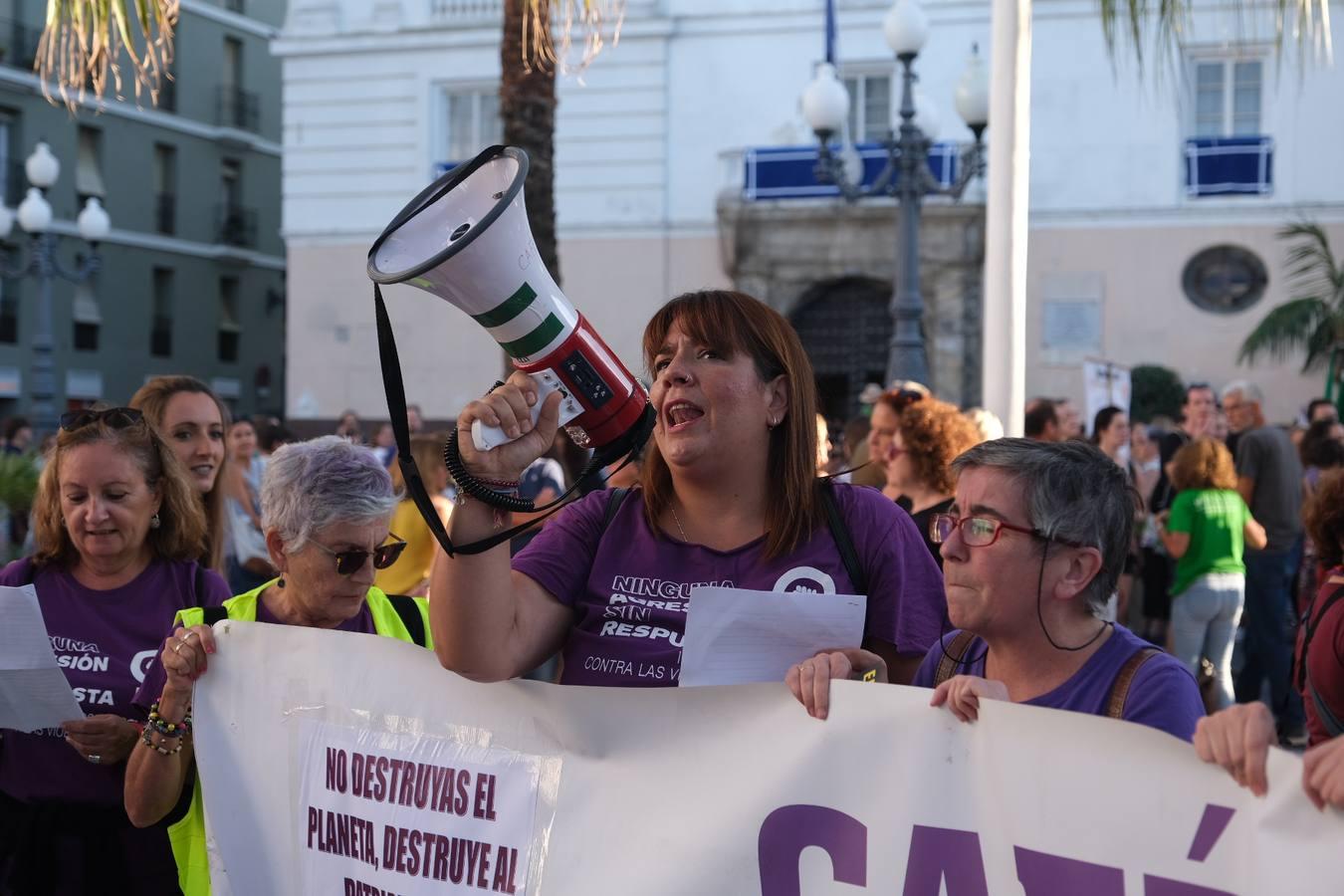 Unos 3.000 gaditanos se manifiestan por el clima