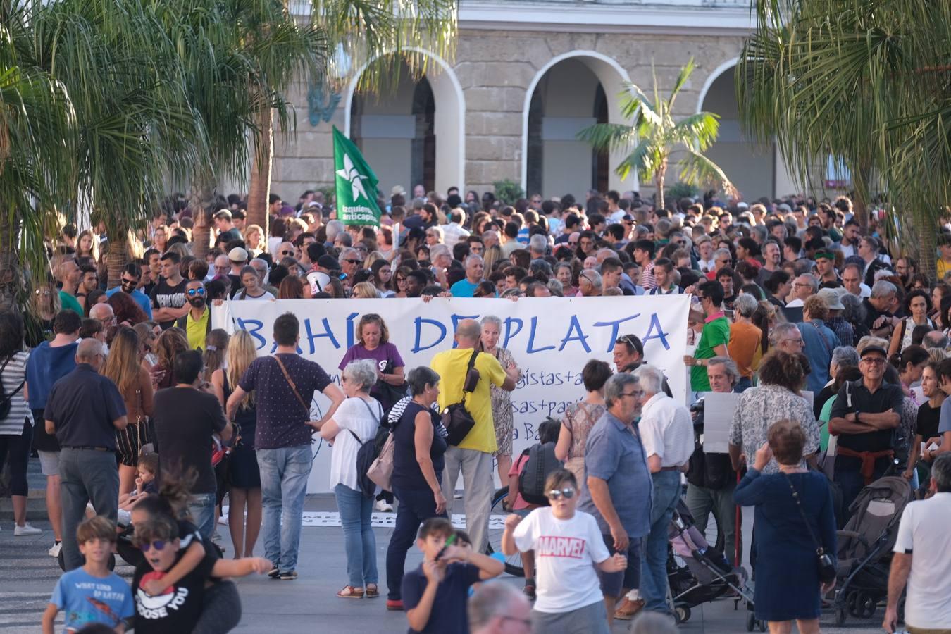 Unos 3.000 gaditanos se manifiestan por el clima