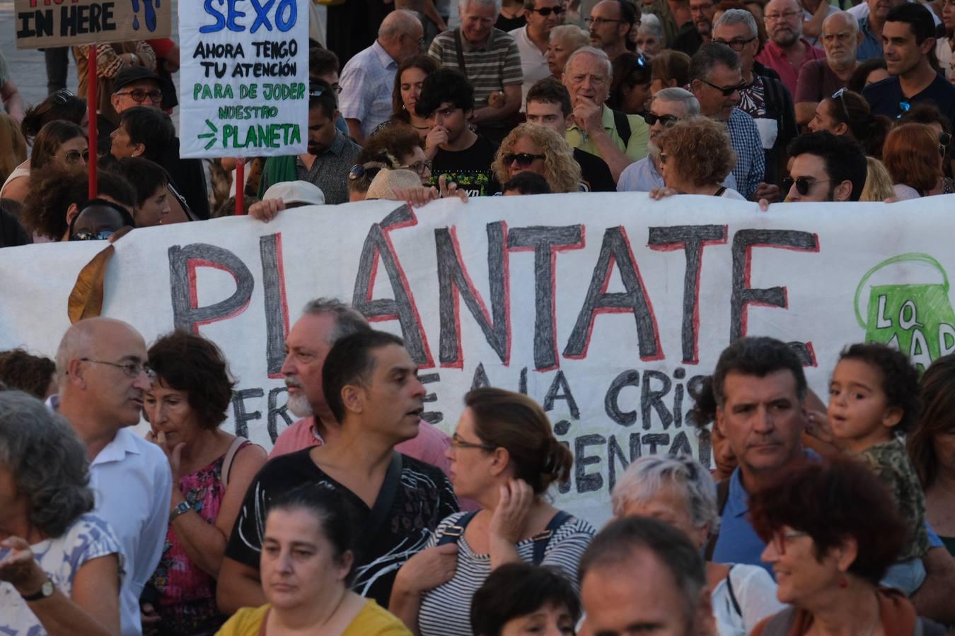 Unos 3.000 gaditanos se manifiestan por el clima