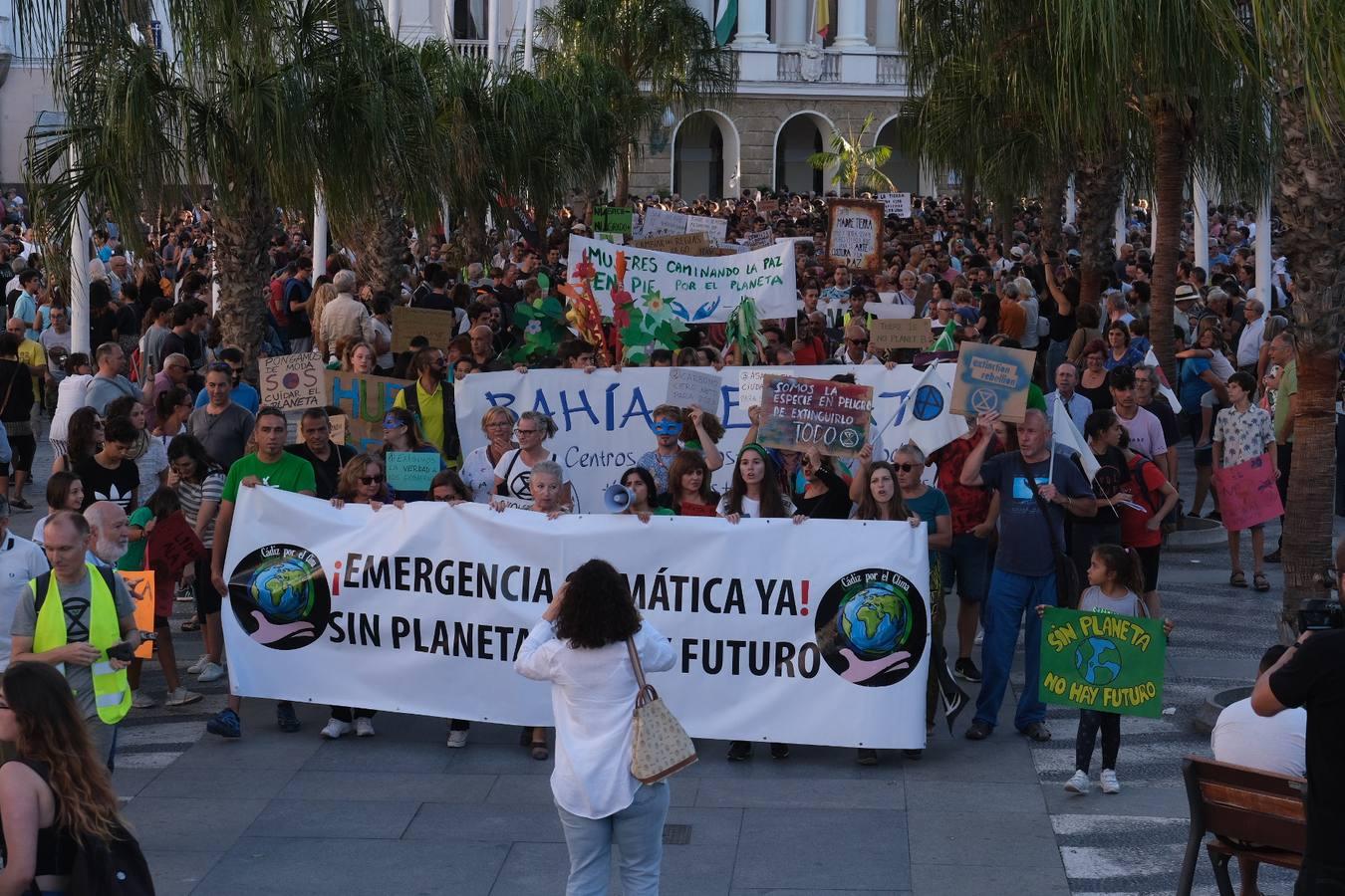 Unos 3.000 gaditanos se manifiestan por el clima