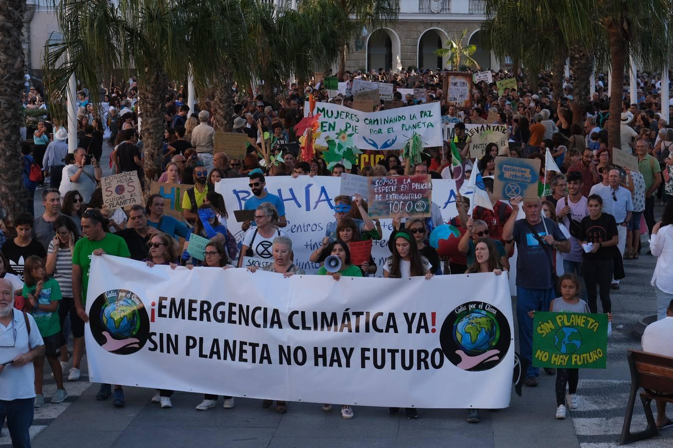 Unos 3.000 gaditanos se manifiestan por el clima