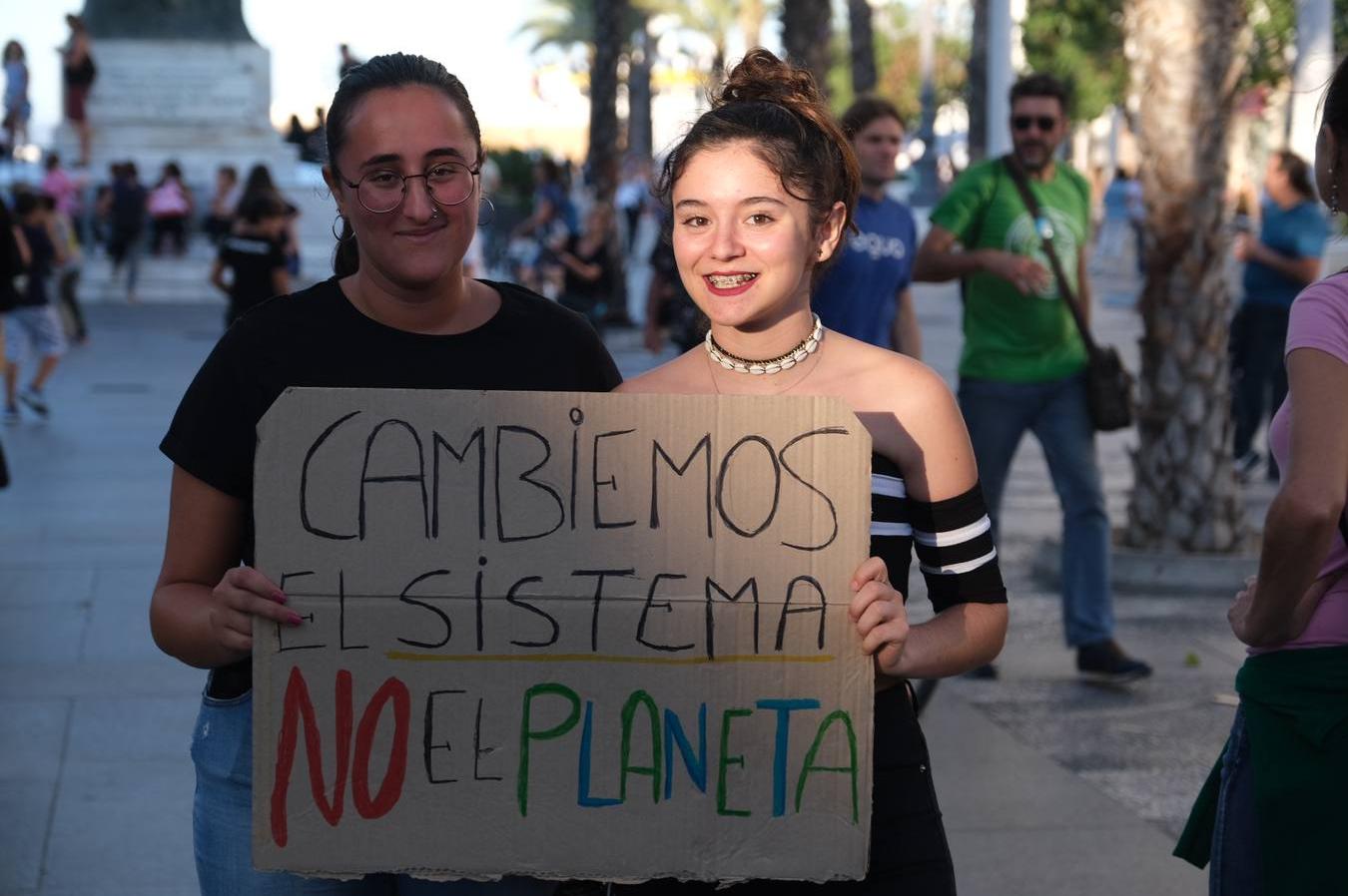 Unos 3.000 gaditanos se manifiestan por el clima