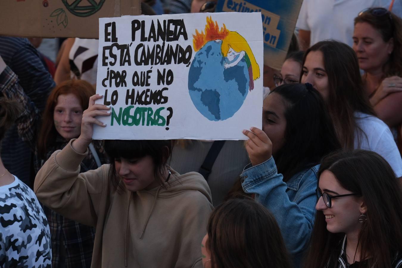 Unos 3.000 gaditanos se manifiestan por el clima