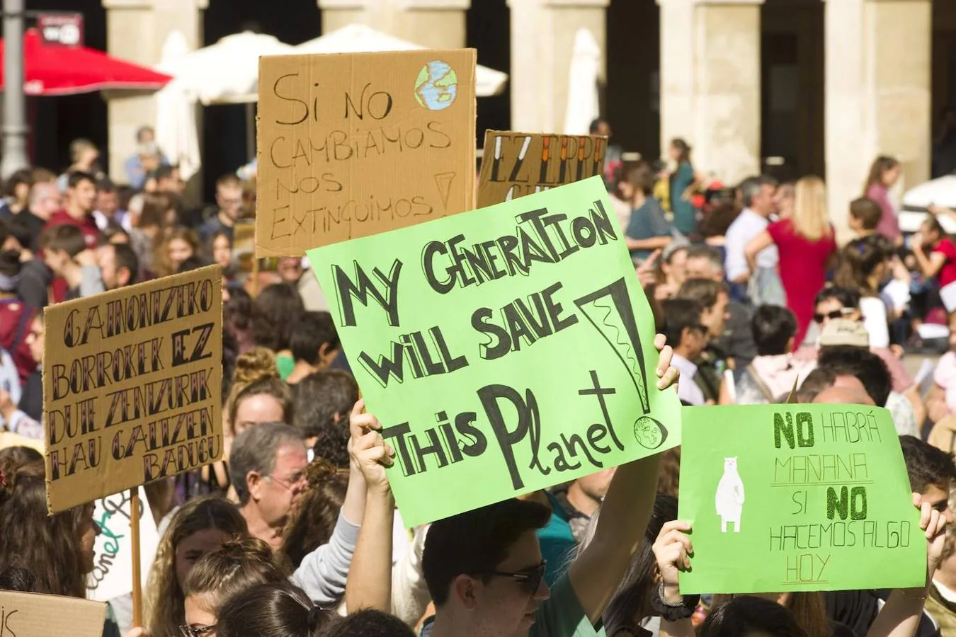 Los asistentes a la concentración de Vitoria por la «crisis climática» sostienen carteles reivindicativos. En uno de ellos se puede leer «My Generation will save this Planet» (mi generación va a salvar este planeta, traducido al español). 