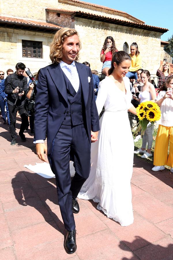 Los novios saliendo de la iglesia. Luis Giménez y Marta Pombo salen de la iglesia ya convertidos en marido y mujer