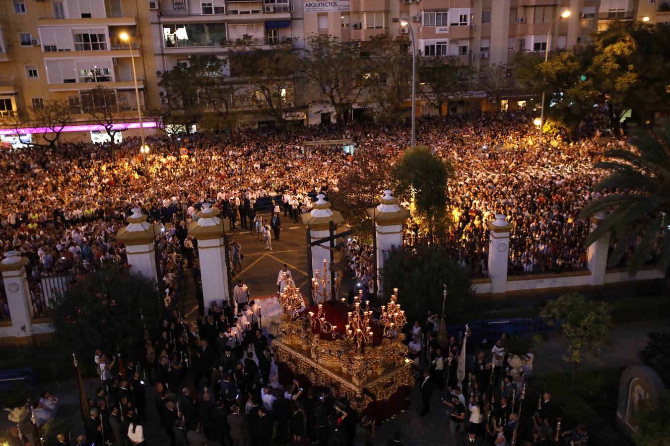 Salida extraordinaria del Cristo de la Sed, en imágenes