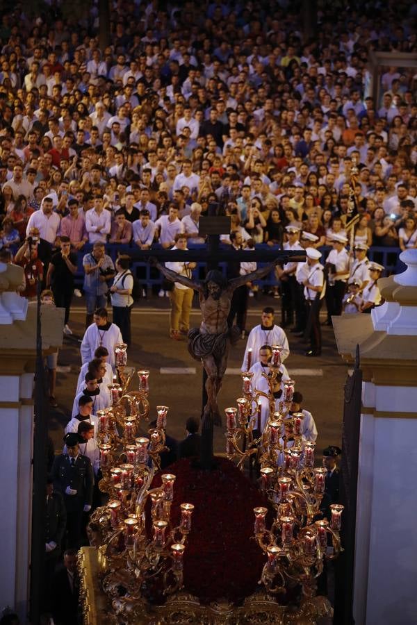 Salida extraordinaria del Cristo de la Sed, en imágenes