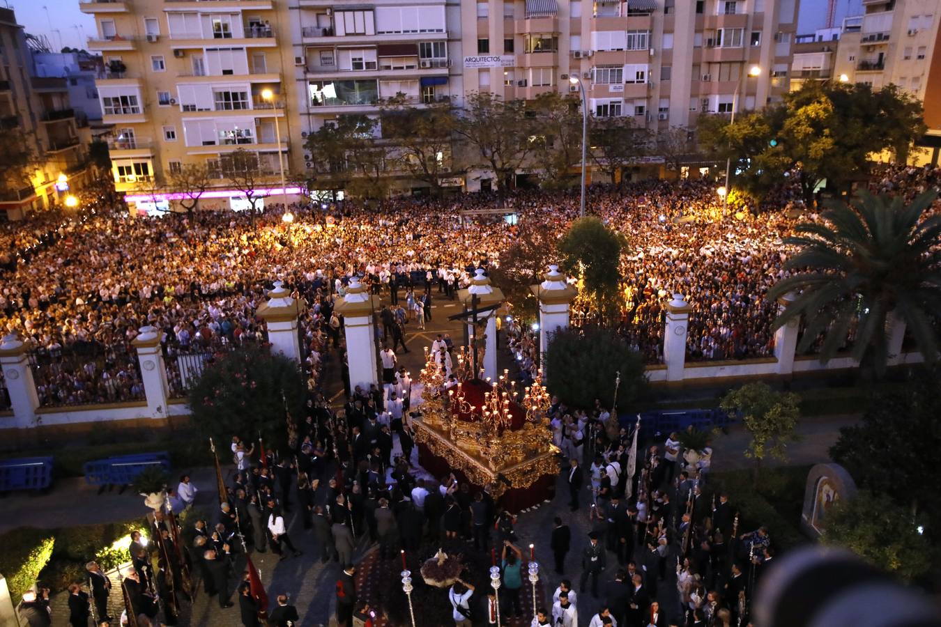 Salida extraordinaria del Cristo de la Sed, en imágenes