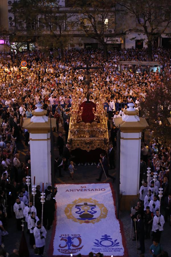 Salida extraordinaria del Cristo de la Sed, en imágenes