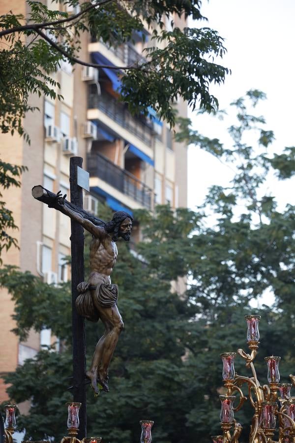 Salida extraordinaria del Cristo de la Sed, en imágenes