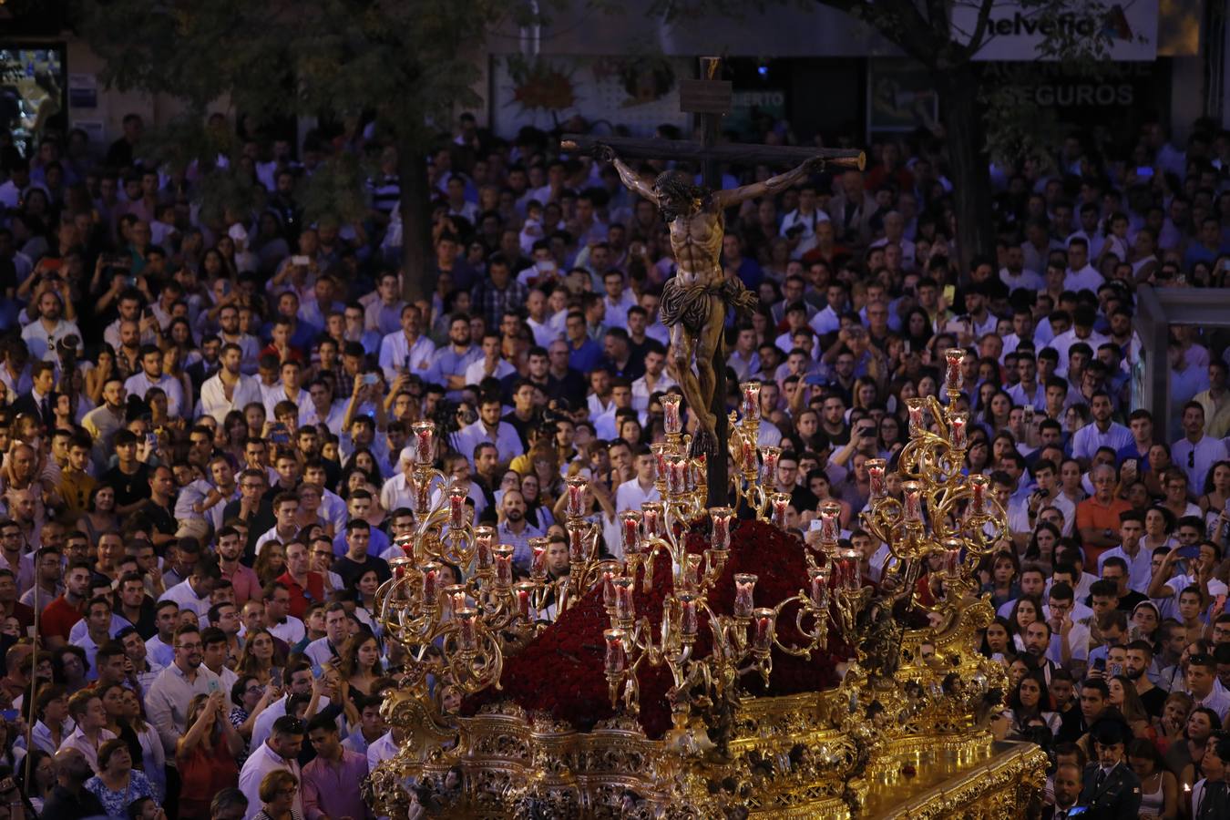 Salida extraordinaria del Cristo de la Sed, en imágenes