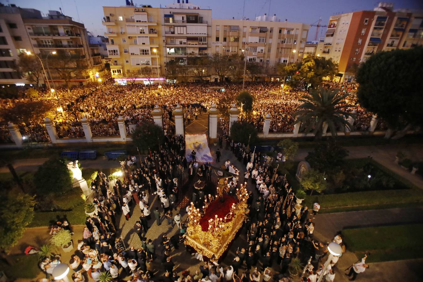 Salida extraordinaria del Cristo de la Sed, en imágenes