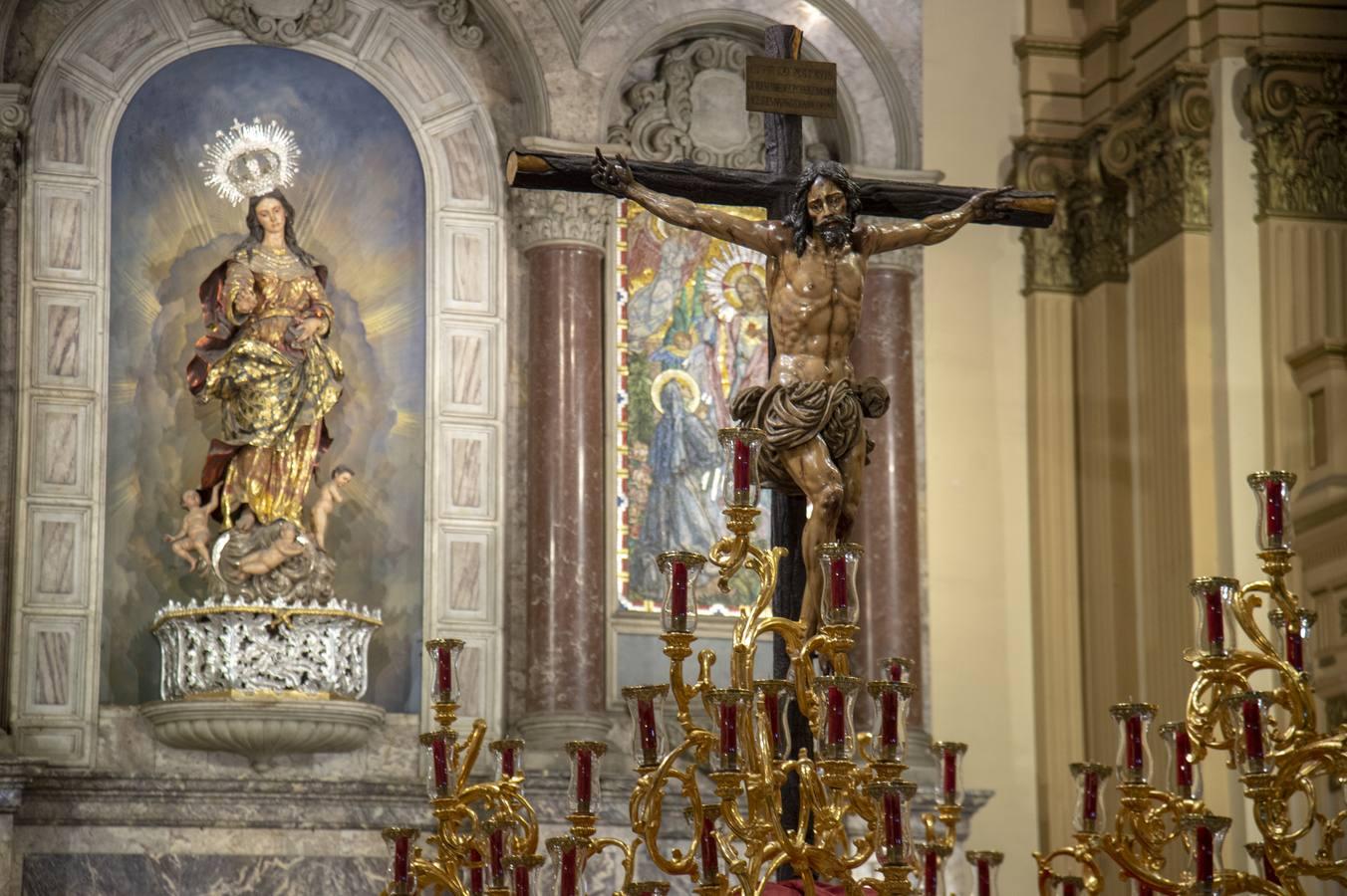 El Cristo de la Sed sobre su paso