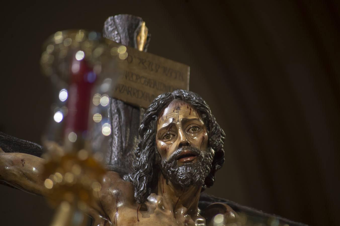 El Cristo de la Sed sobre su paso