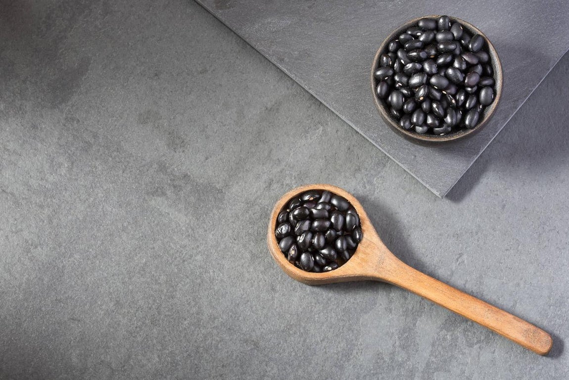 Alubias negras. Este completo alimento contribuye a mejorar el tránsito intestinal o supone una ayuda en la prevención del estreñimiento. Tiene 8,7 gramos de fibra por cada 100.