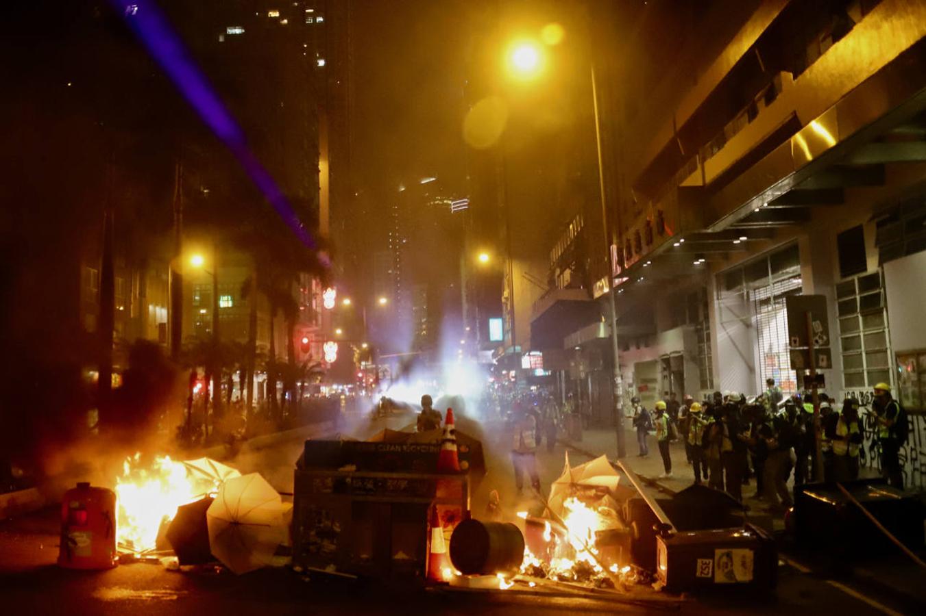 Los manifestantes montaron barricadas por los distritos comerciales de Causeway Bay y Wan Chai, en el centro de Hong Kong. 