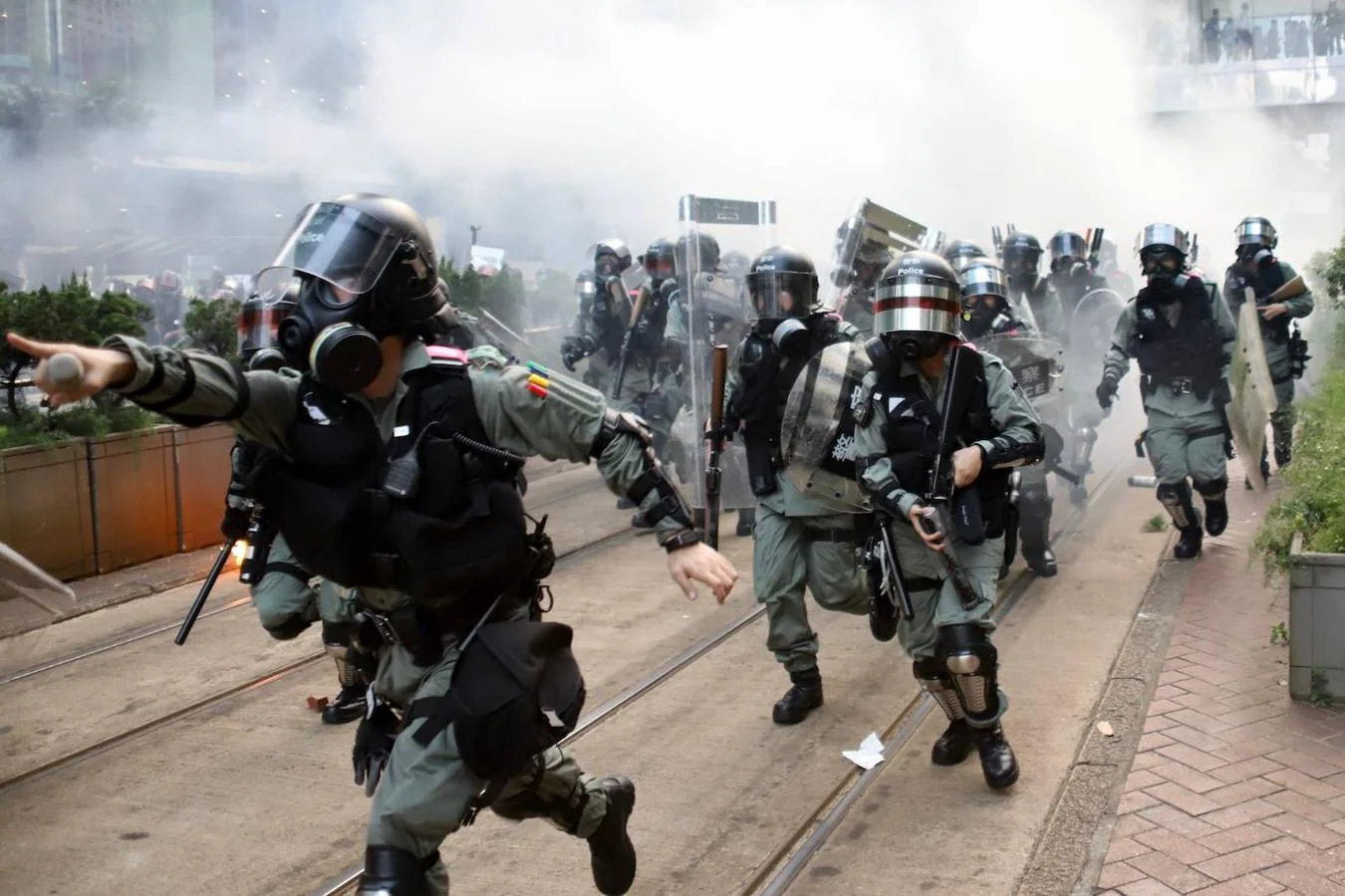 Entre nubes de gases lacrimógenos, la Policia detuvo a un centenar de manifestantes, con al menos un herido de consideración por las fuertes cargas de los antidisturbios. 