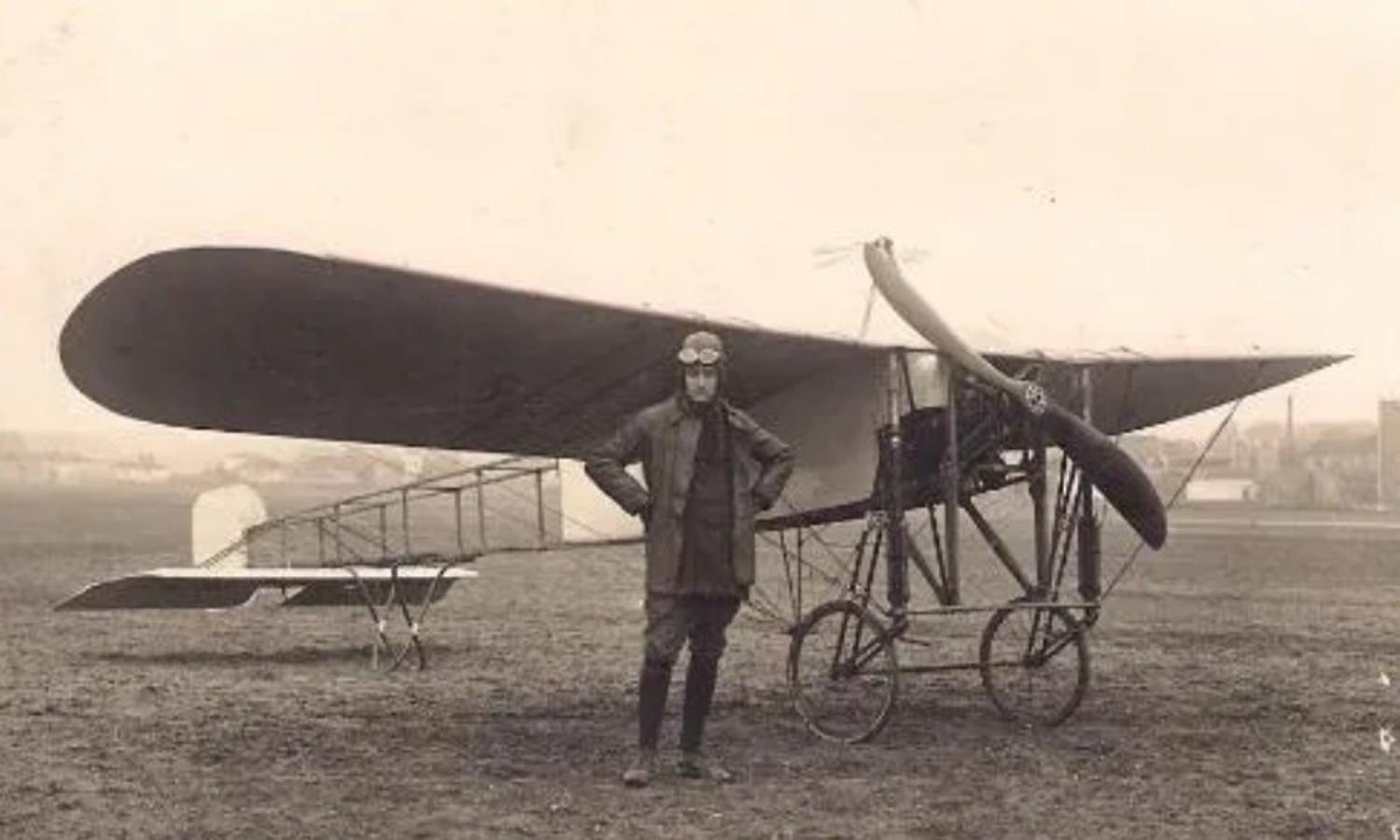 Postal francesa dedicada al aviador Henry Tixier (1887-1917) con su monoplano. 