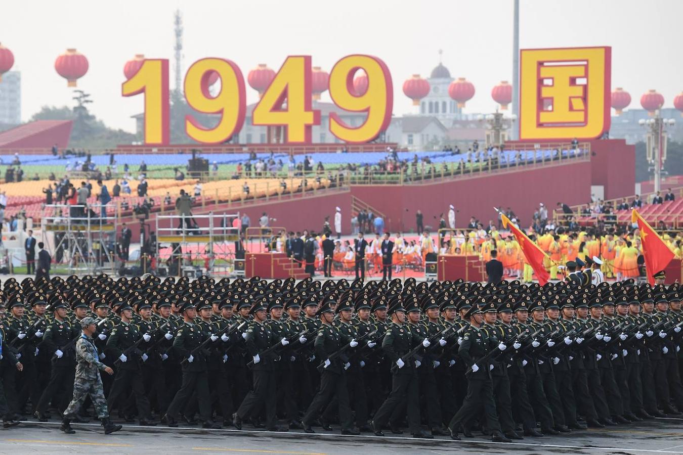 Las tropas desfilan frente a un gran cartel de 1949, año de la fundación del país. 