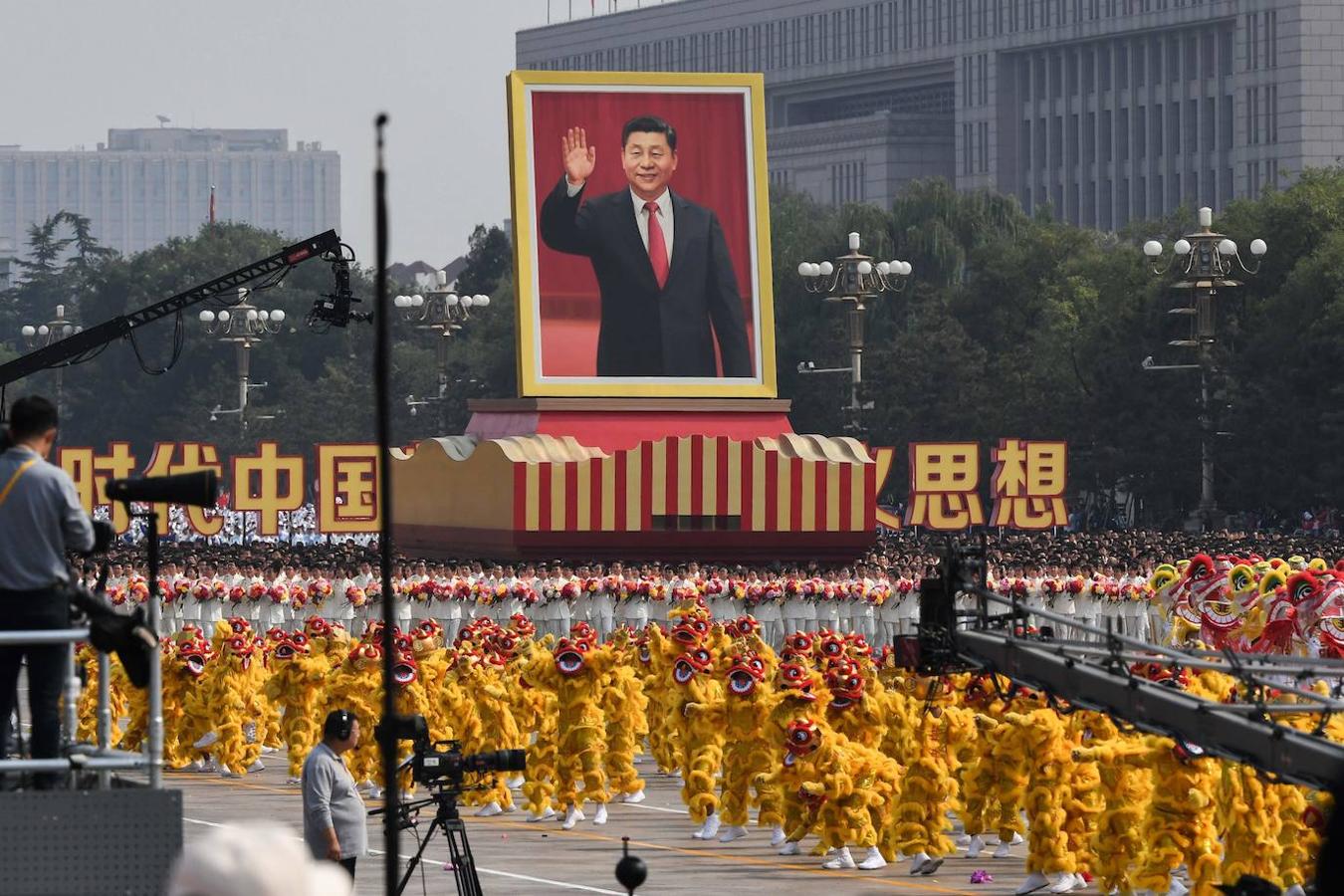 Un retrato de Xi Jinping, durante el desfile. 