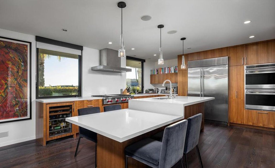 Cocina. Es vanguardista, con una isla de dos niveles y electrodomésticos Sub-Zero