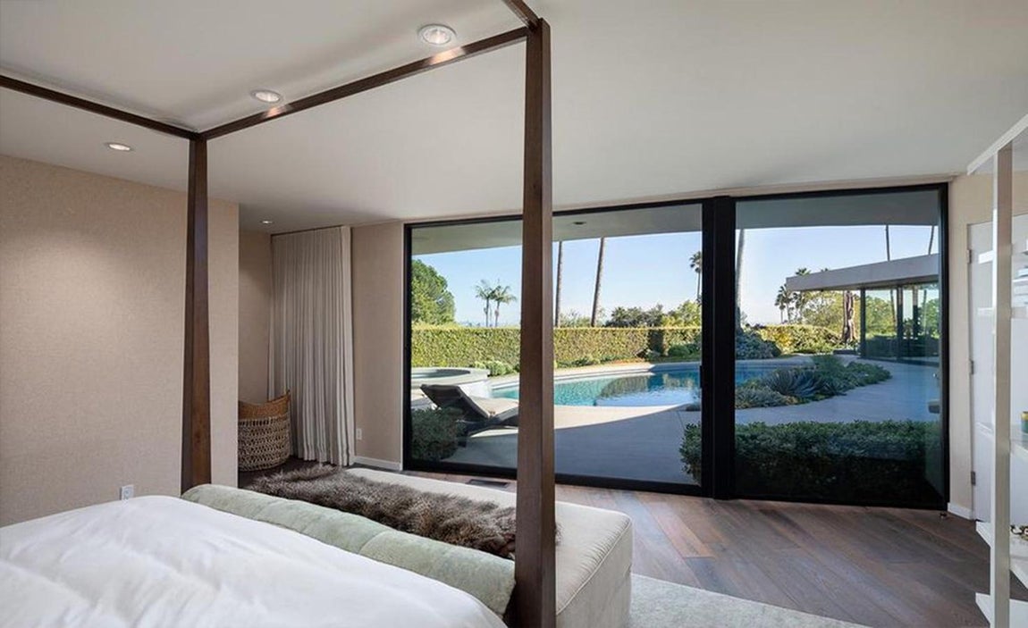 Suite principal. La suite principal tiene acceso al jardín, cuarto de baño propio y vestidor