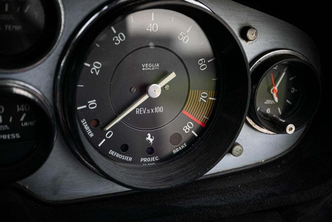 Ferrari 365 GTB/4. La documentación del automóvil registra su kilometraje en las últimas décadas: 131.966 km