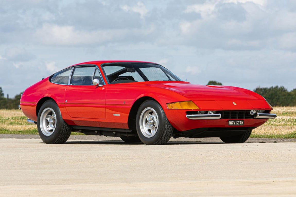 Ferrari 365 GTB/4 Daytona. Sir Elton John, leyenda del rock, se compró este Ferrari en 1973, con solo 26 años. "Tiene una larga afinidad con Ferrari, ya que ha tenido varios modelos V12 que incluyen un 365 BB, un Testarossa y un 512 TR”, confiesan fuentes de la casa de subastas
