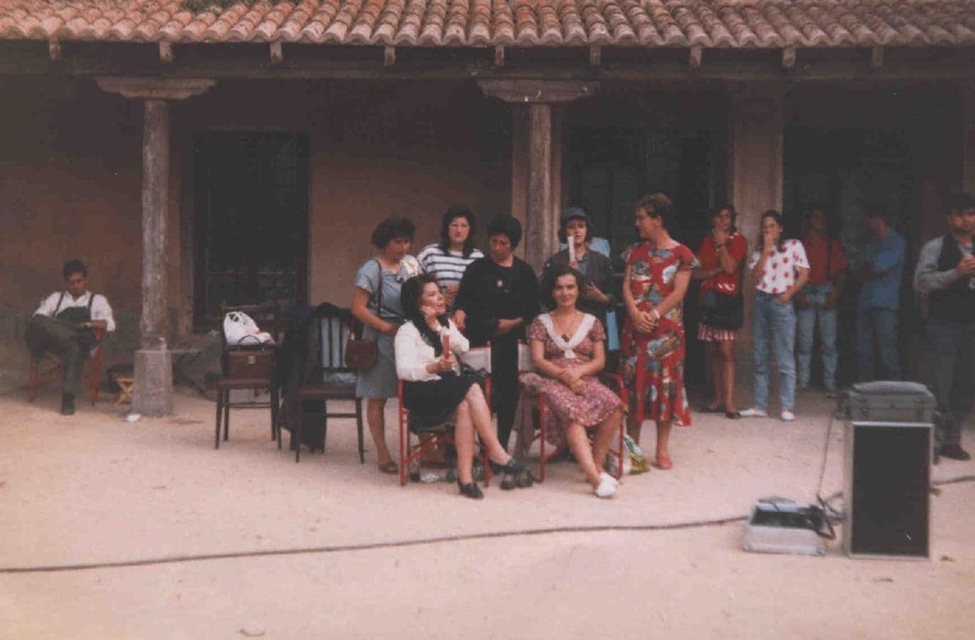 Las actrices Aurora Bautista y Chus Lampreave con otros miembros del equipo, en el rodaje de «Amanece, que no es poco», película dirigida por el albaceteño José Luis Cuerda. 1988. Molinicos (Albacete). Fondo Los Legados de la Tierra. 