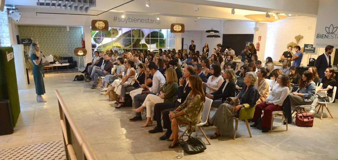 Laura Pintos, responsable de abc.es, durante el arranque del lanzamiento de ABC Bienestar y dando la bienvenida a los invitados y colaboradores.